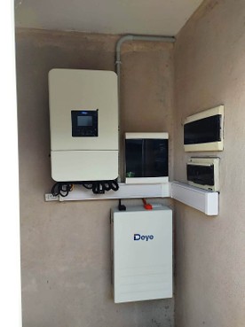 Inversor Deye híbrido de 8 kW y batería Wall de 5,12 kWh: el sistema que mantiene la alarma activa y la casa protegida aunque Edesur no acompañe