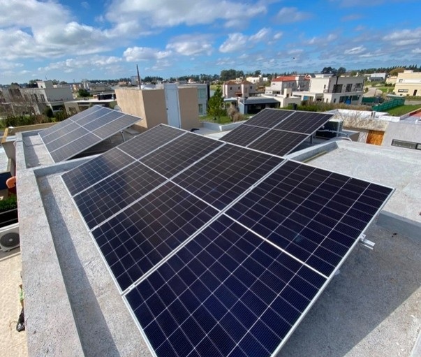 Sistema Solar Híbrido en Canning, Barrio Privado | Sunrise Energía Solar