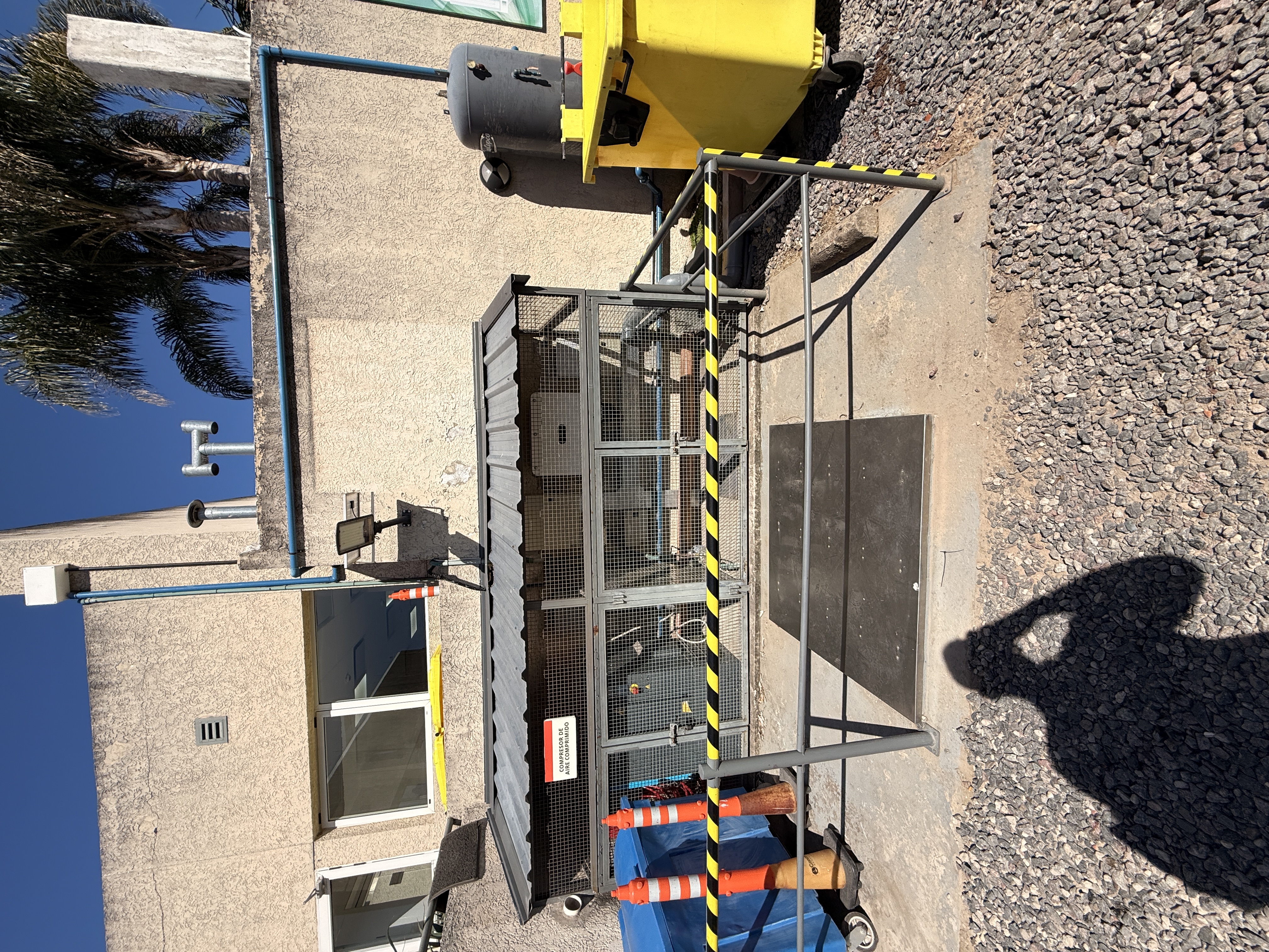 El inversor Huawei de 50 kW y los tableros de protección DC y AC instalados bajo resguardo: a pesar de contar con certificación IP65, proteger el equipo de la exposición solar directa y las altas temperaturas ambiente es una decisión de ingeniería que extiende la vida útil del inversor y garantiza su rendimiento en el largo plazo