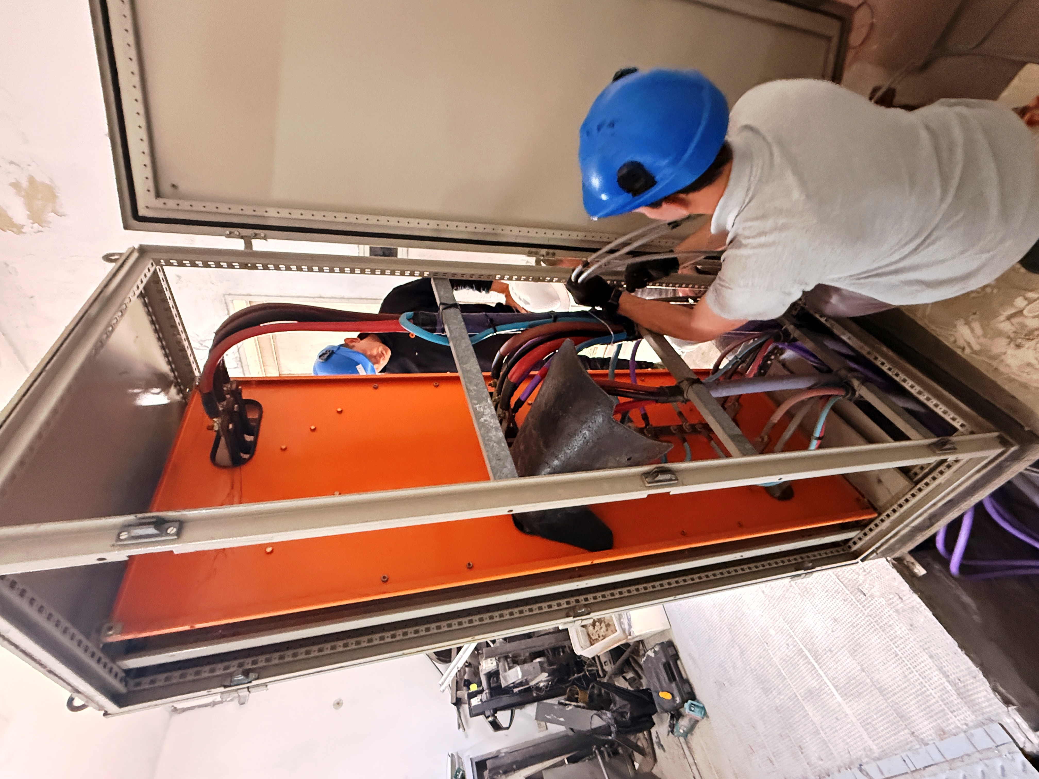 El equipo de Sunrise Energía Solar ejecutando la conexión de los conductores de 95 mm² al Tablero General de Baja Tensión del peaje: el punto donde la energía solar se integra a la red eléctrica existente de AUBASA.