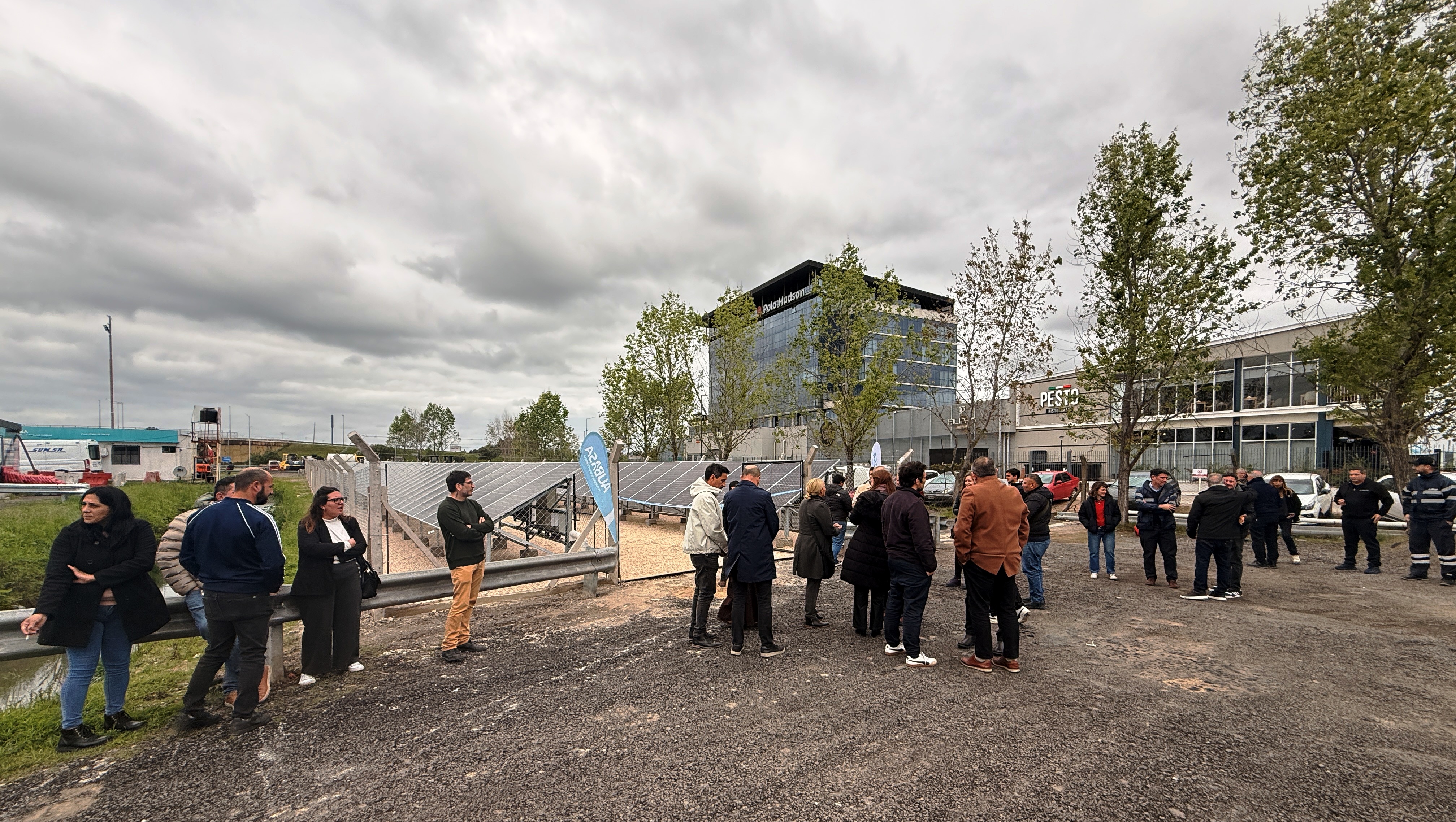 La inauguración del parque solar del Peaje Hudson: autoridades de AUBASA y equipo técnico en el momento en que el sistema comenzó a operar como punto de generación distribuida bajo la Ley 27.424.