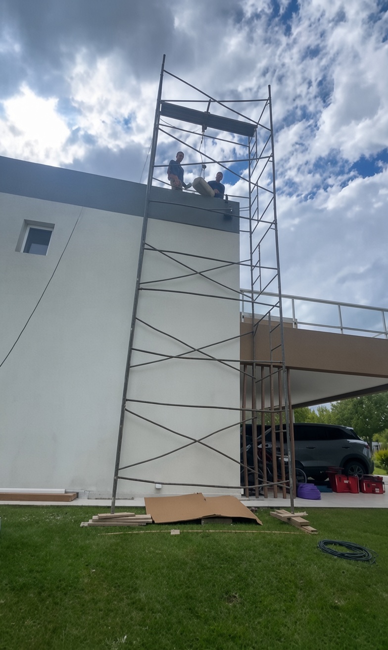 42 kg por bloque, techo sin perforaciones y división de vidrio intacta: el andamio externo fue la solución que permitió subir los lastres sin tocar ninguna superficie del inmueble.