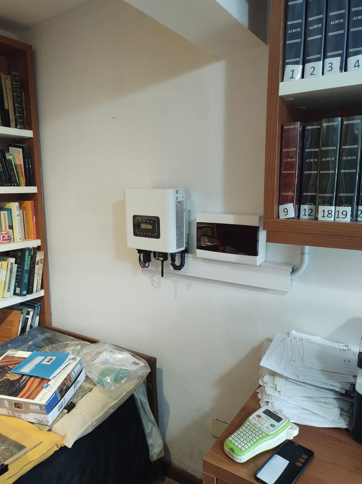 "Inversor Deye on-grid de 4 kW instalado en interior: protegido de la intemperie, conectado a la red y ajustando la generación solar al consumo real del hogar en tiempo real