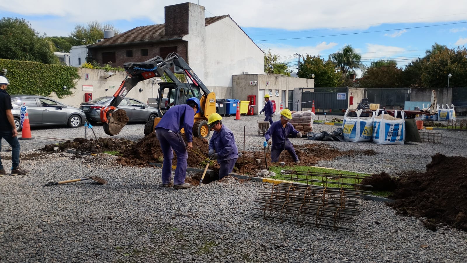 El inicio de la obra: excavación y colocación de armaduras para los pilonetes y bases de hormigón calculadas para sostener 120 paneles solares sobre el estacionamiento de Henkel.