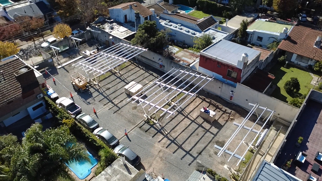68,4 kWp Longi Bifacial sobre estructura carport en San Isidro: el estacionamiento de Henkel Argentina visto desde el aire, convertido en central de generación solar.