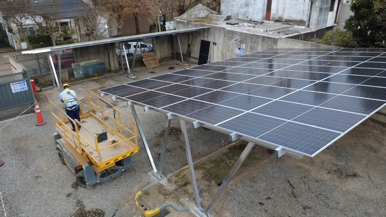 Montaje con plataforma elevadora a gasoil sobre terreno de piedra: 30 días hábiles para transformar un estacionamiento convencional en infraestructura solar.