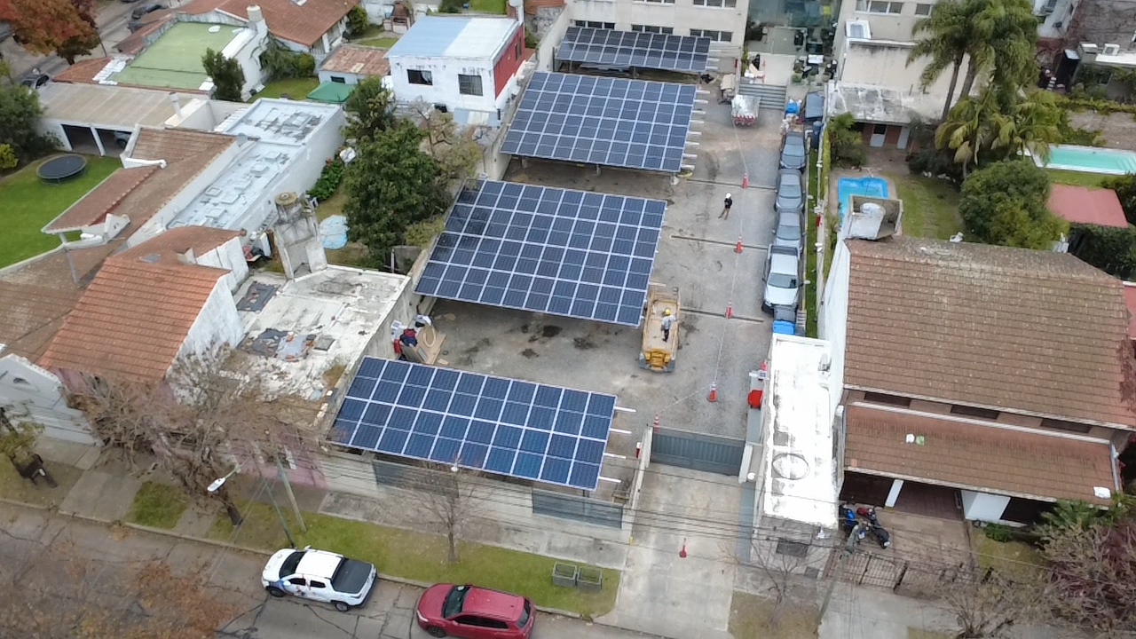 El Estacionamiento que Genera Energía: Carport Solar de 68,4 kWp en Henkel Argentina, San Isidro