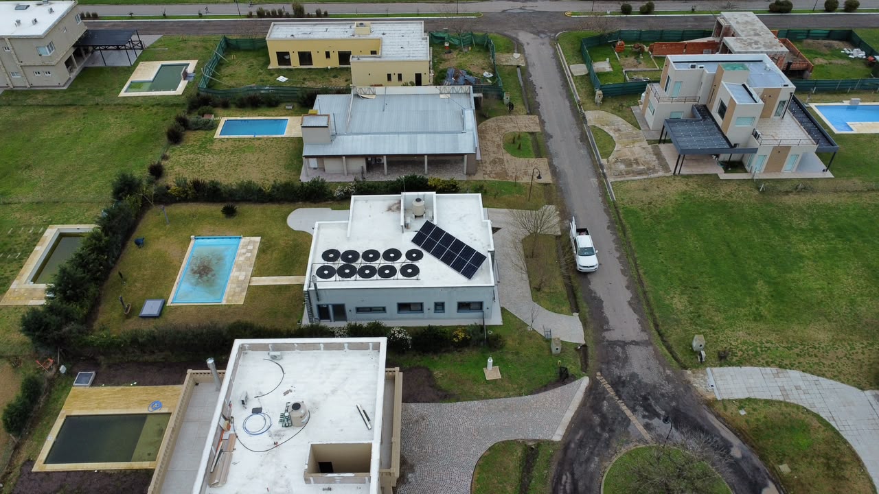 Cruz del Sur, San Vicente: generación solar y climatización de pileta en la misma losa. Dos sistemas que conviven y se complementan.
