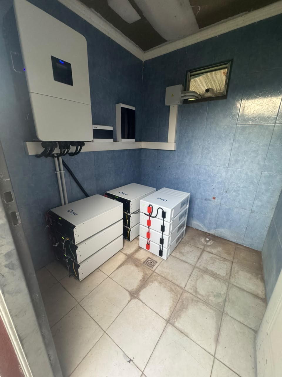 Inversor Deye híbrido trifásico de 20 kW y 45,9 kWh de acumulación Deye en litio ferro fosfato: el núcleo de un hogar correntino que dejó de depender de la red eléctrica.