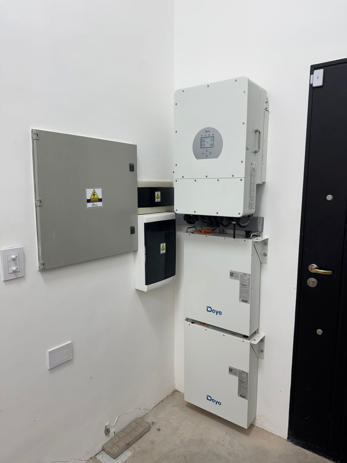 Inversor Deye híbrido trifásico de 10 kW y banco de 10,2 kWh Deye Pro-B: el sistema que mantiene las heladeras encendidas y la factura bajo control en un minimercado formoseño.