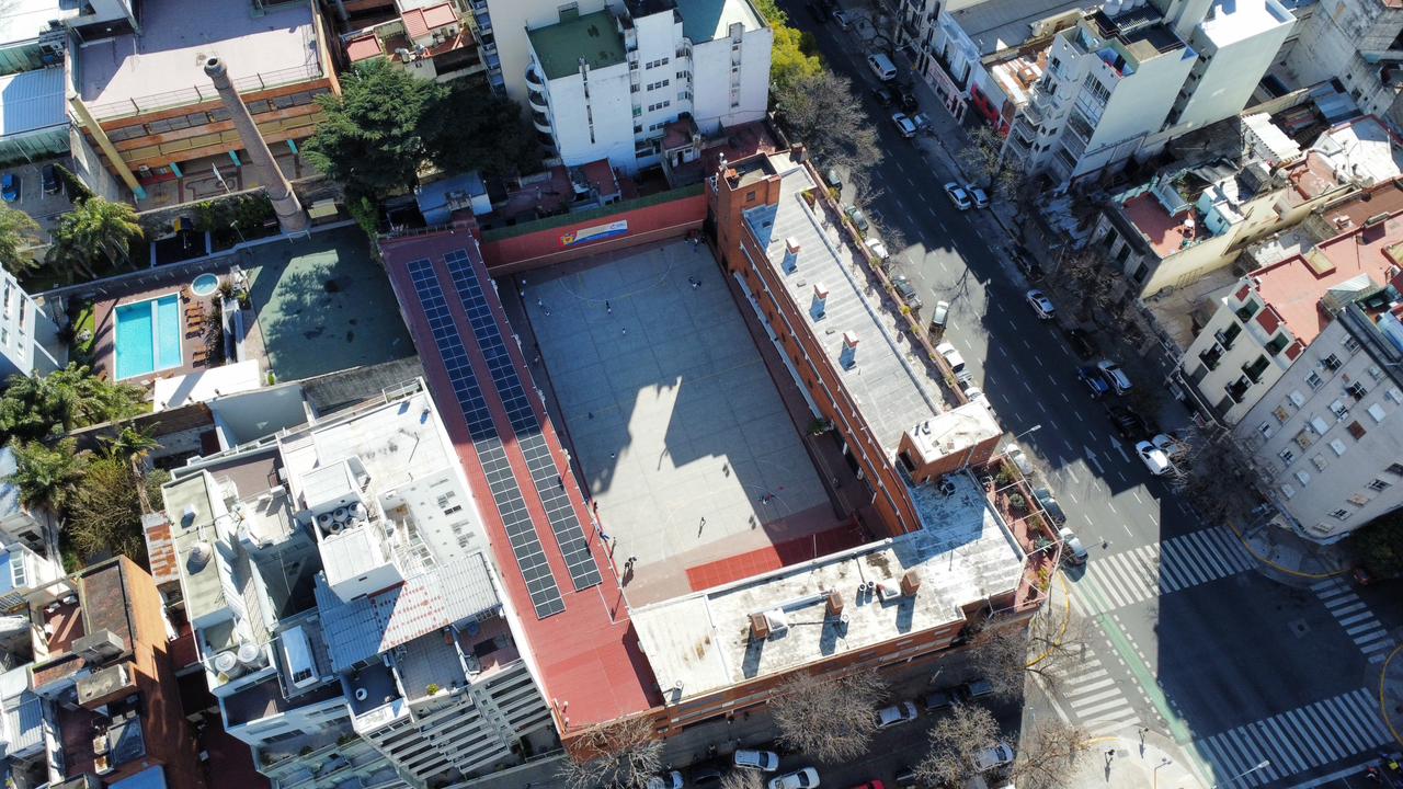 44,45 kWp sobre la cubierta del Colegio Benito Nazar en CABA: generación solar que trabaja en silencio durante todo el horario escolar.