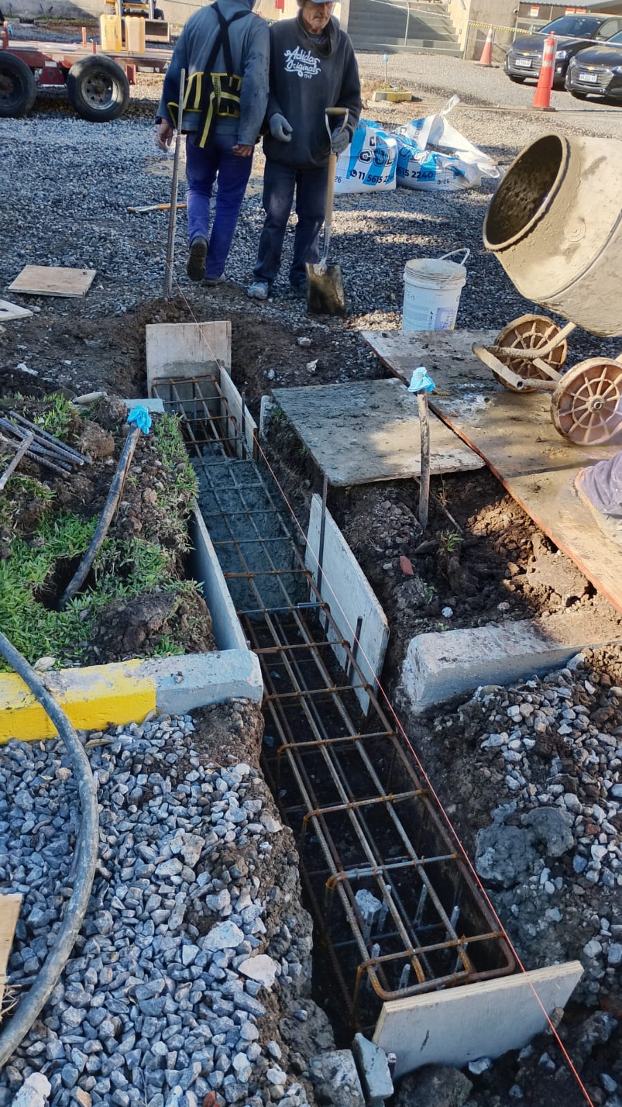 La base lo es todo: armadura de acero y encofrado para las vigas de fundación que anclan la estructura carport al suelo. Un cálculo estructural que no se improvisa cuando hay 120 paneles solares y 24 vehículos