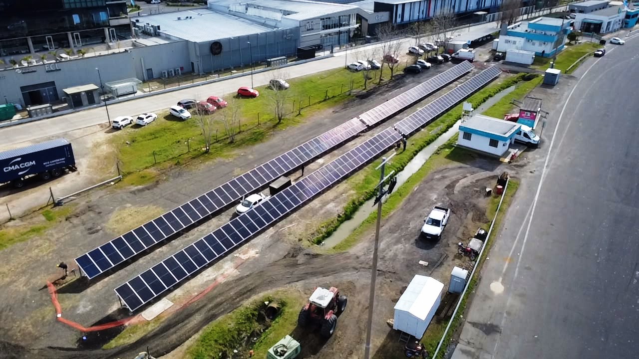 El parque solar en el sector del estacionamiento del personal: una ubicación que preserva la circulación operativa del predio y hace visible el sistema desde la autopista.