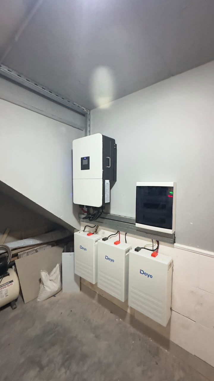 Inversor Deye de 15 kW y banco de baterías de 15,3 kWh: el núcleo que gestiona cuatro fuentes de energía de forma completamente automática.
