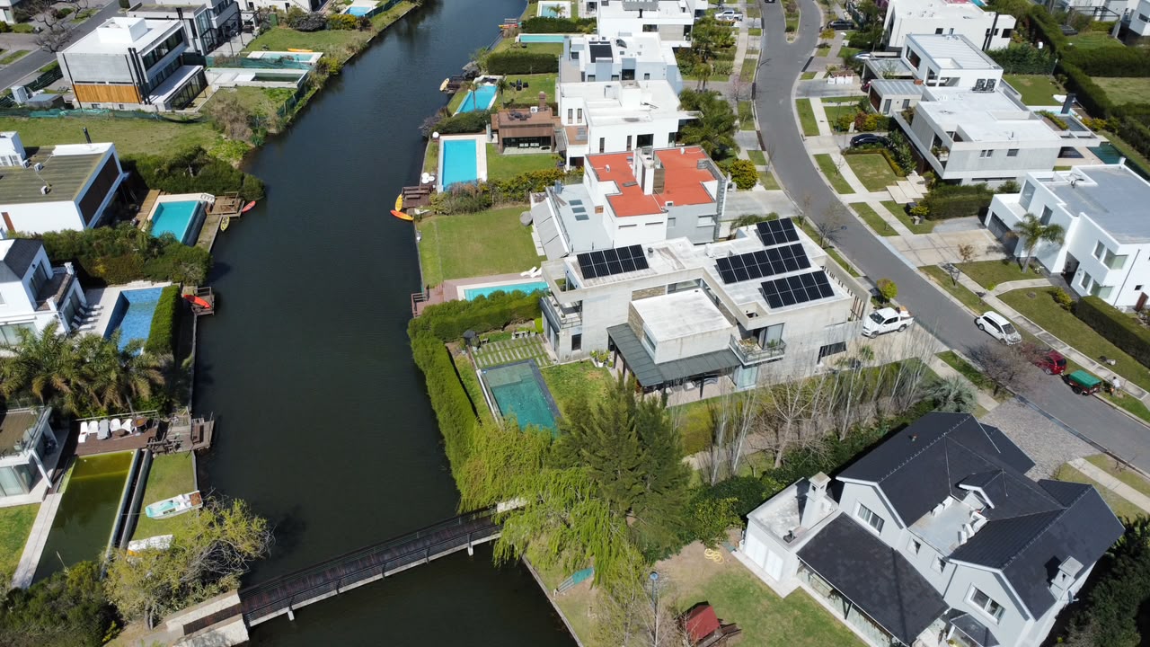 Sistema híbrido de 15 kW en Quilmes: el hogar que automatizó su energía y relegó el grupo electrógeno al último lugar de la cadena.