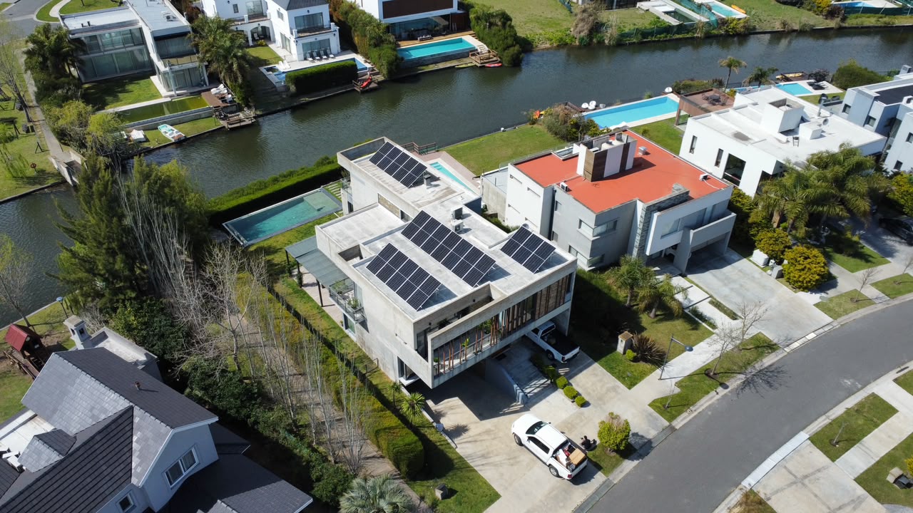 Confort Total en Nuevo Quilmes: Sistema Híbrido Deye 15kW con Baterías y Grupo Electrógeno Automatizado