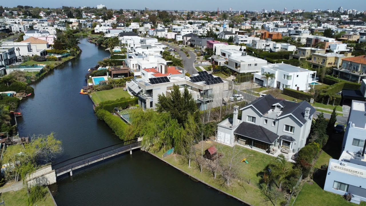Nuevo Quilmes desde el aire: paneles OSDA sobre losa con estructura triangular en un barrio donde la calidad de red ya no define la calidad de vida