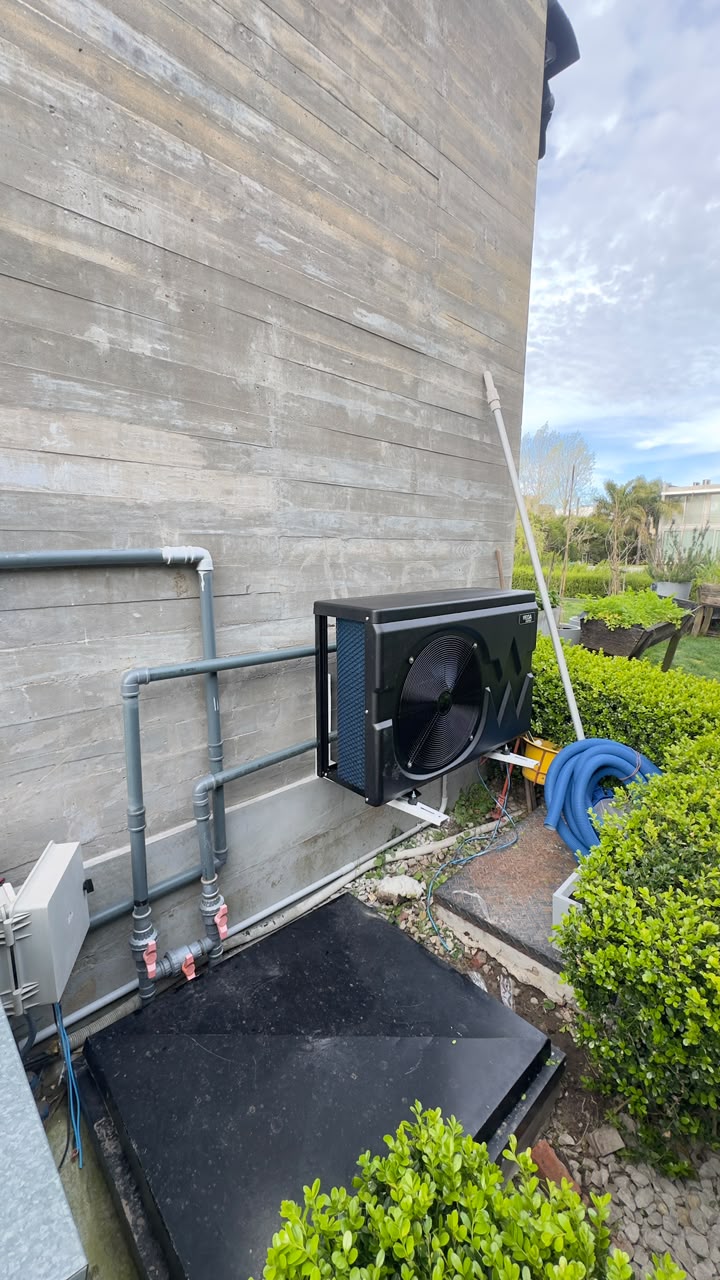 Bomba de calor inverter alimentada por el sistema solar: temporada de pileta extendida sin impacto en la factura de luz.