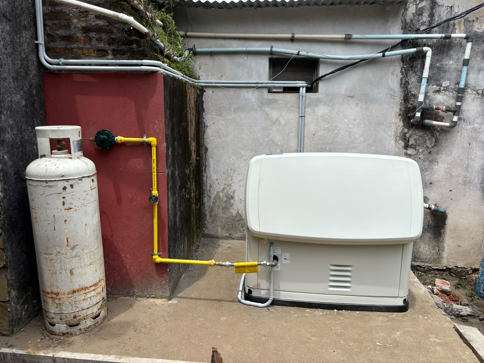 El último respaldo del sistema: Generac Guardian de 20 kVA alimentado a gas, con encendido y apagado automático comandado por el inversor Deye. Sin gasoil, sin logística, sin intervención manual.