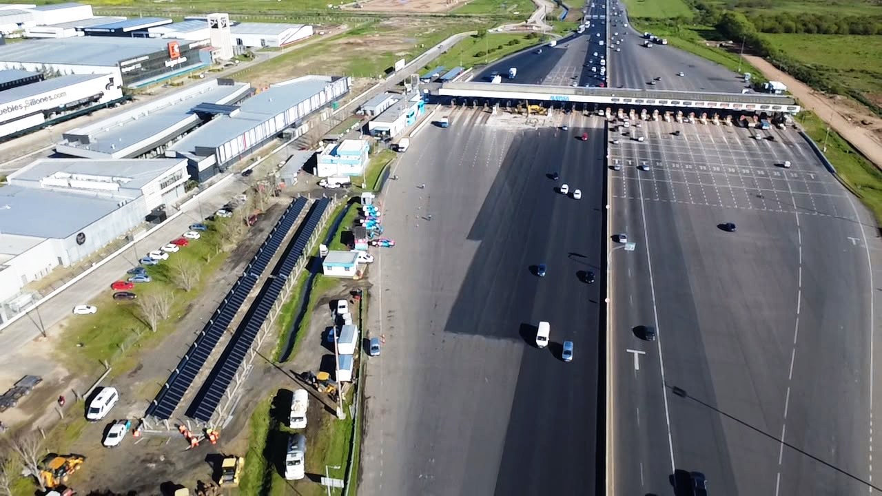 El parque solar en el sector del estacionamiento del personal: una ubicación que preserva la circulación operativa del predio y hace visible el sistema desde la autopista.