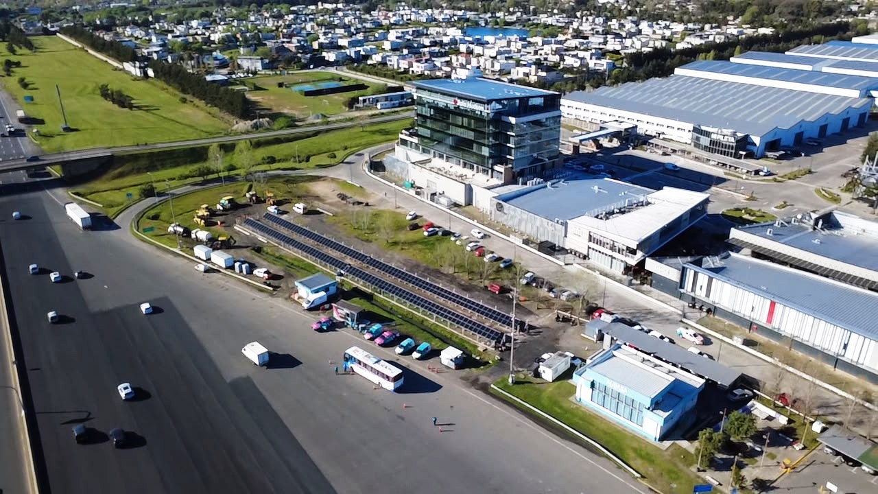 99,2 kWp instalados junto al Peaje Hudson de AUBASA: el parque solar que ven todos los conductores que transitan diariamente por la Autopista Buenos Aires–La Plata.