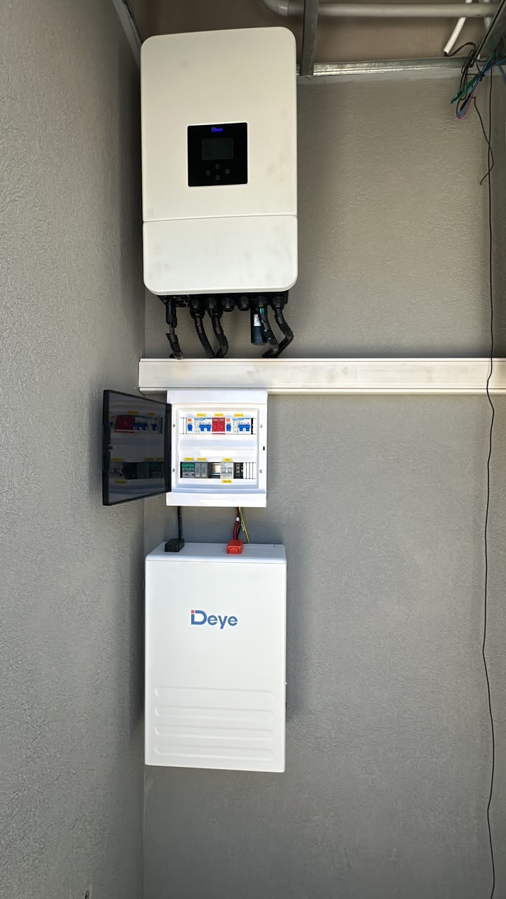 “Inversor Deye híbrido monofásico de 5 kW, tablero de protecciones y batería Wall de 5,1 kWh: dimensionado exactamente para cumplir con el límite de Edenor y habilitar el medidor bidireccional cuando el cliente lo decida