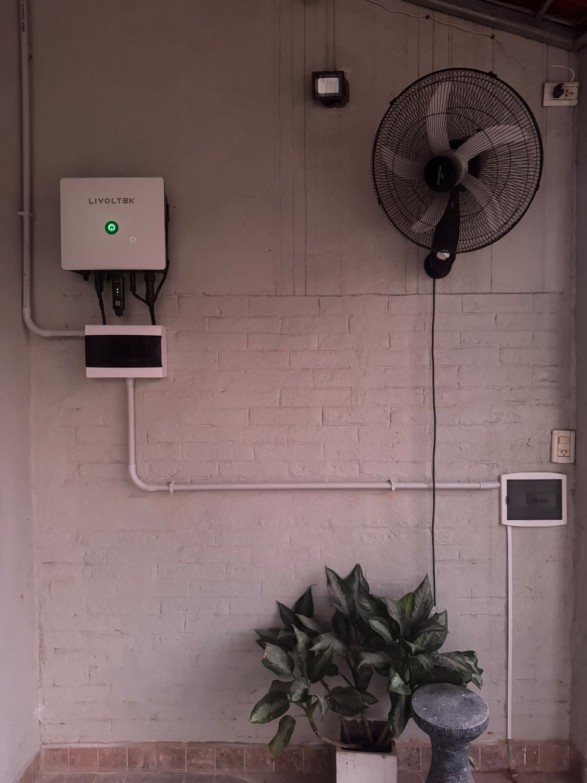 Inversor Livoltek on-grid de 5 kW con control de autoconsumo: generación ajustada al consumo real del hogar, cero inyección a la red y canalización completa en caño sobre pared de ladrillo visto.