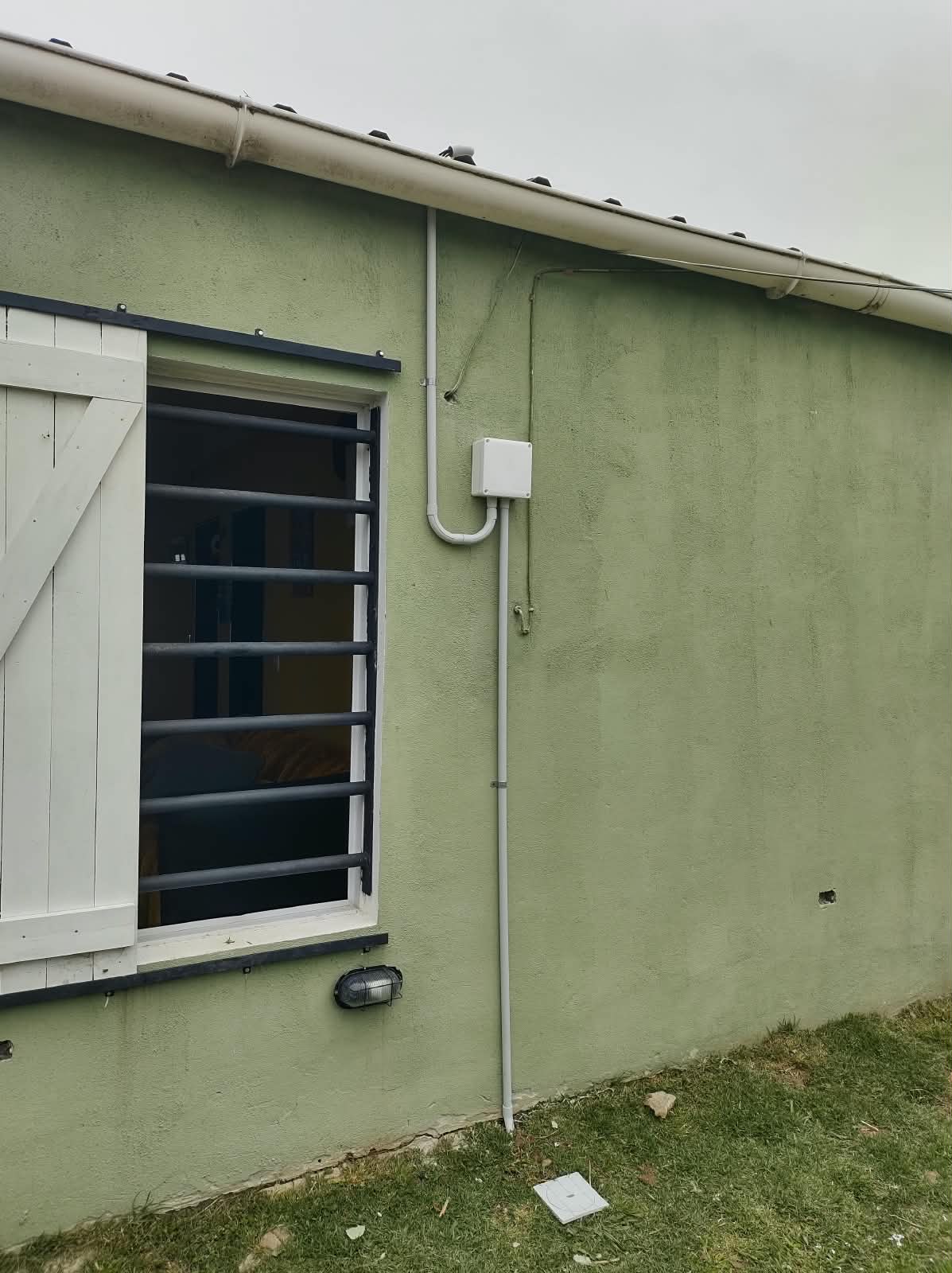 Canalización exterior en caño con caja de paso: ningún conductor expuesto, protección mecánica completa y bajada ordenada desde los paneles hasta el inversor.