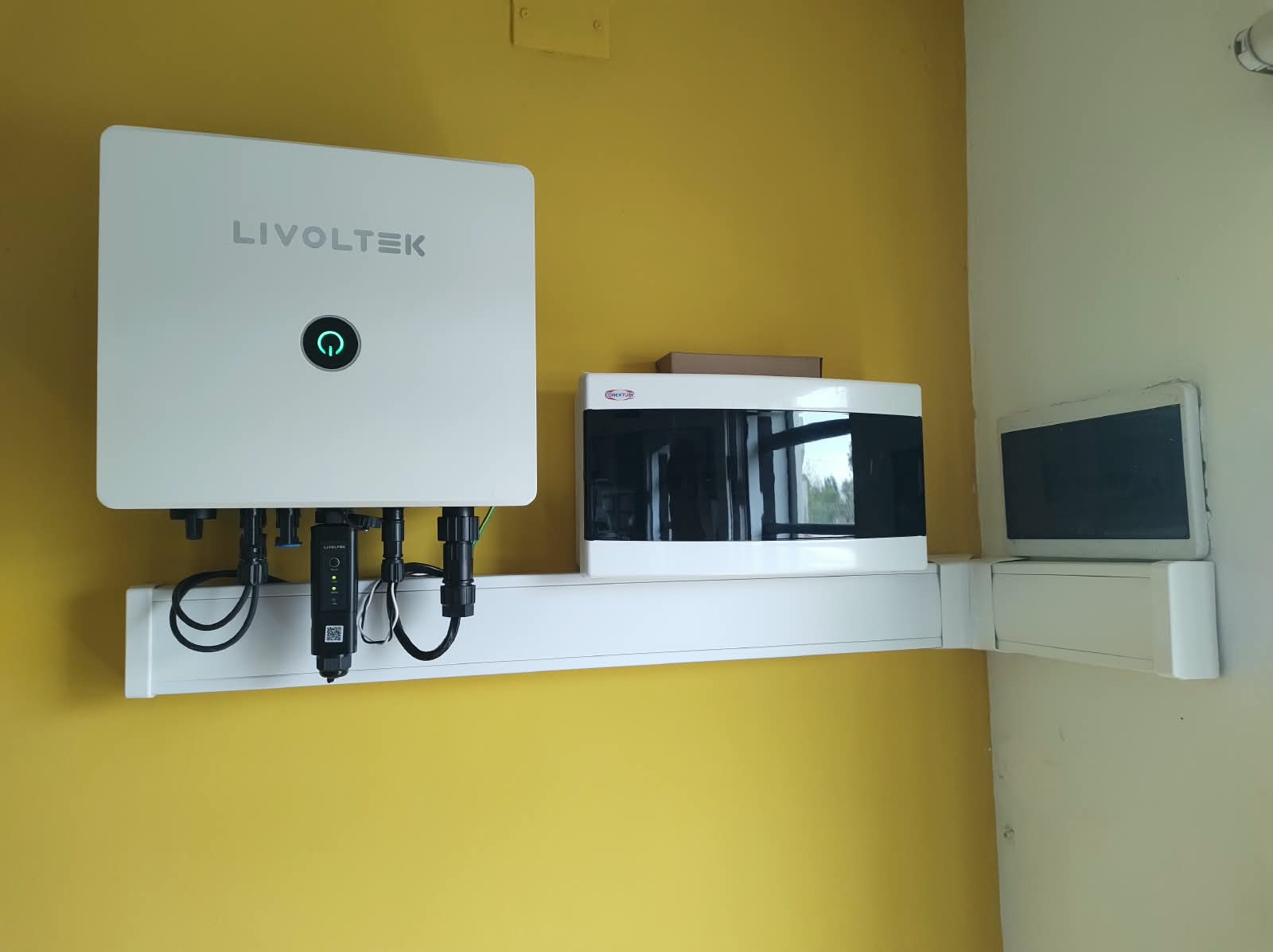Inversor Livoltek on-grid de 5 kW con control de autoconsumo: generación ajustada al consumo real del hogar, cero inyección a la red y monitoreo remoto desde el celular.”