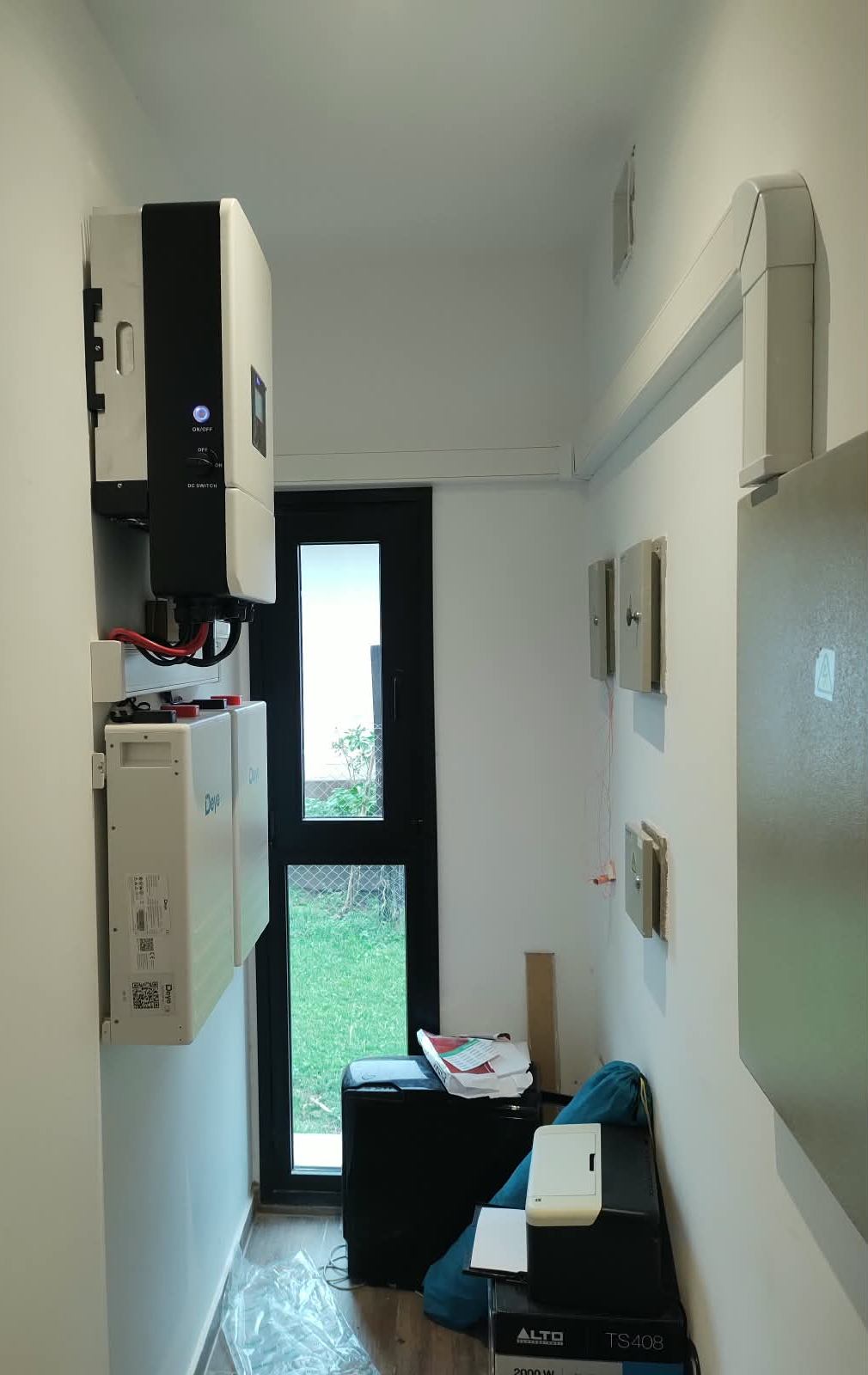 Inversor Deye híbrido trifásico de 10 kW y 10,2 kWh Deye Wall: el sistema que entrega señal limpia al estudio de grabación mientras las baterías cubren cualquier corte de Edelap.