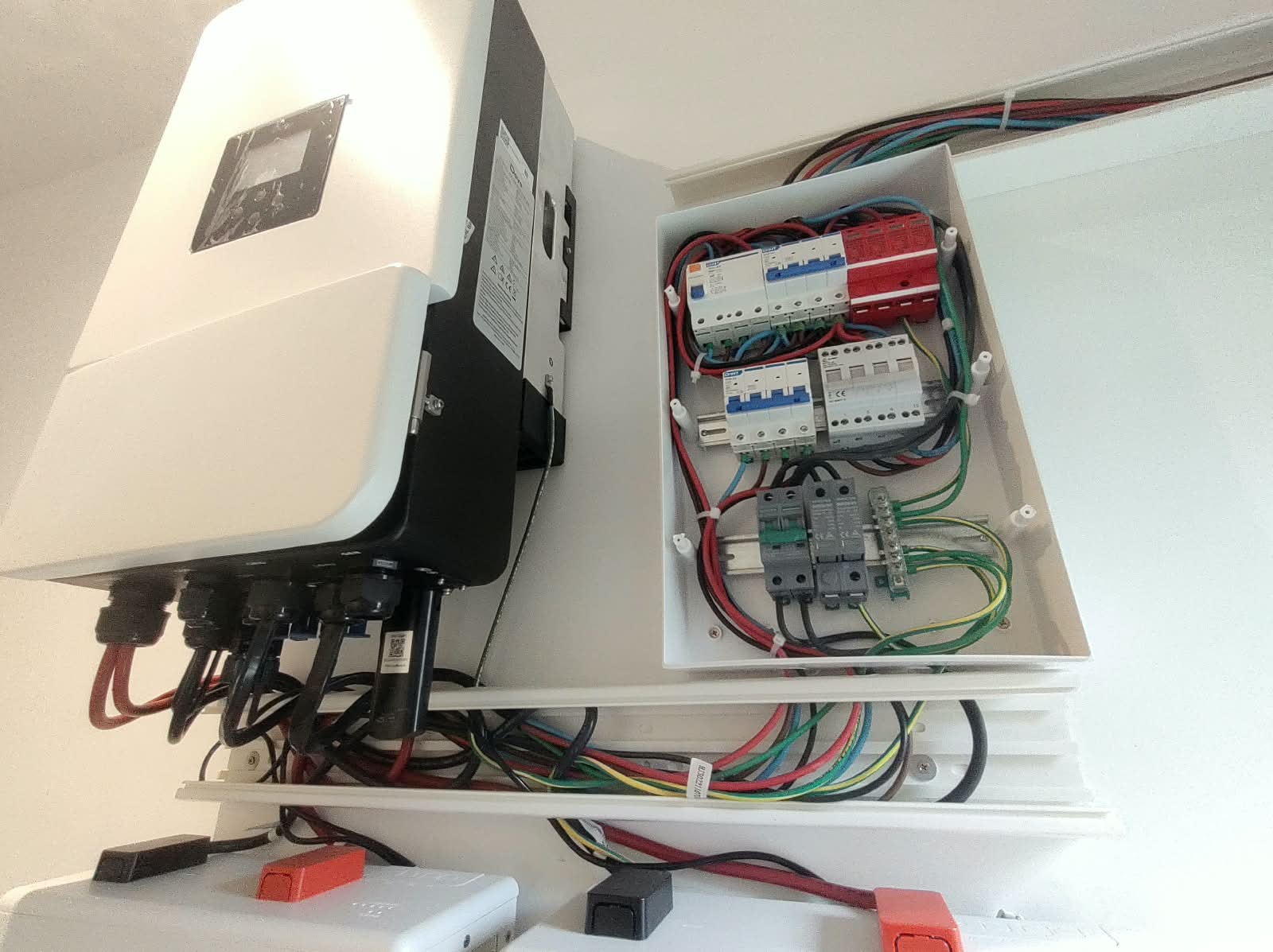 Tablero de protecciones DC y AC con descargadores atmosféricos: cada ramal del sistema protegido de forma independiente, con canalización completa en bandeja.