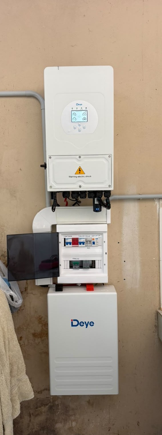 Inversor Deye híbrido de 5 kW con tablero integrado y batería Wall de 5,1 kWh: el sistema que genera, acumula y entrega energía propia mientras Edelap actualiza su tarifa.