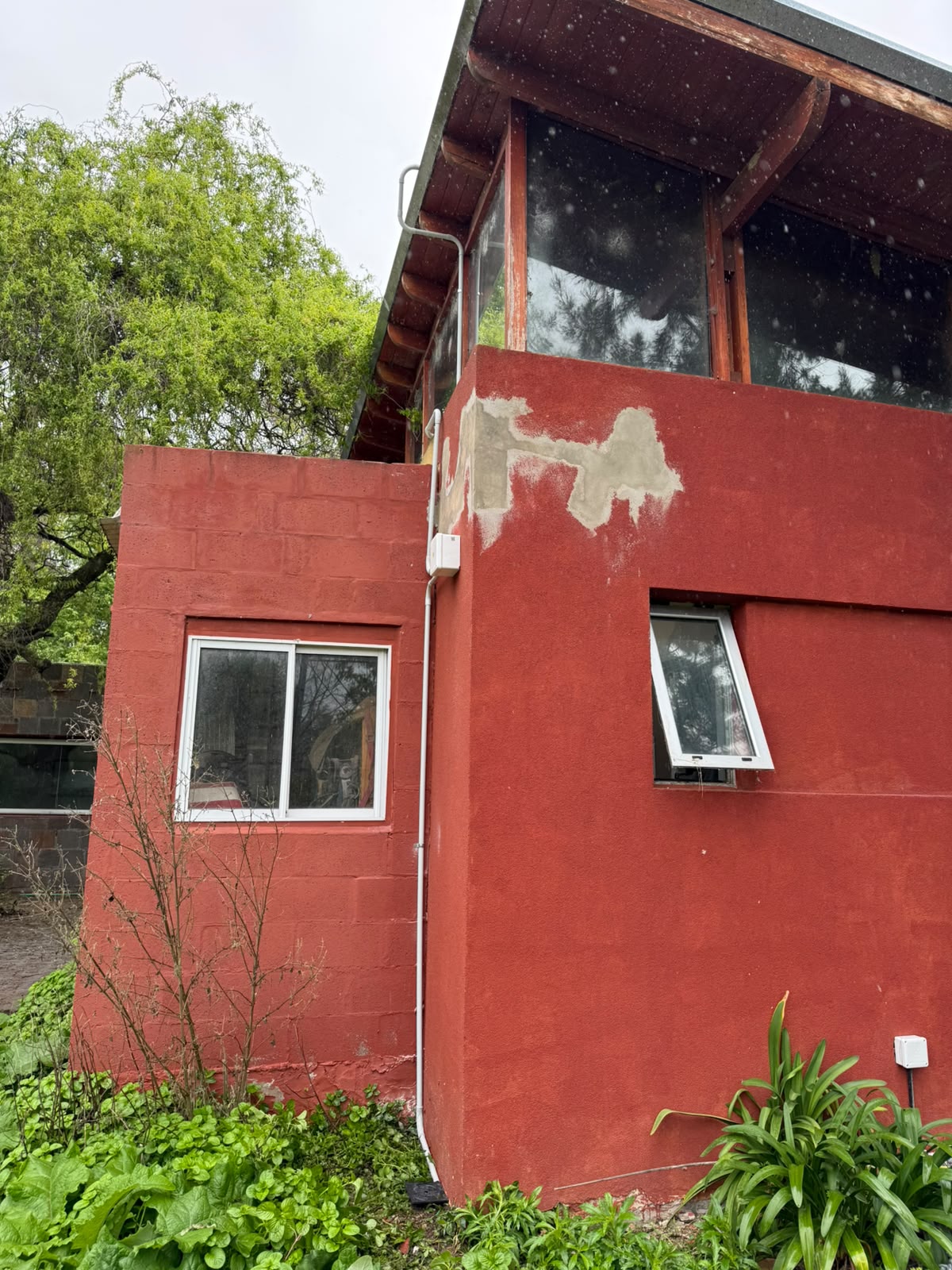 Canalización exterior en caño blanco: ningún conductor expuesto, protección mecánica completa y estética preservada en la fachada del hogar.