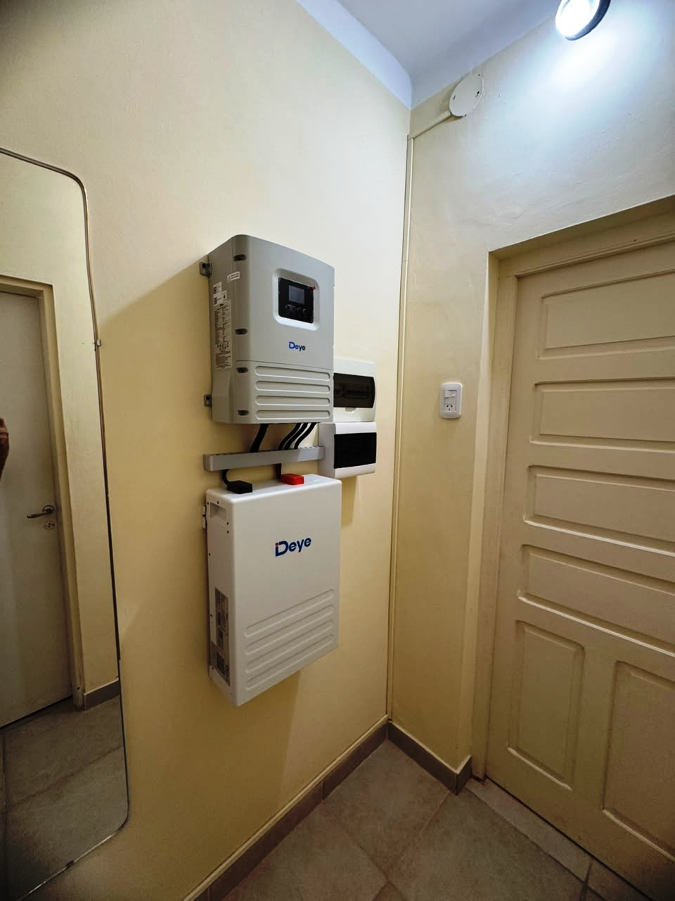 Inversor Deye off-grid de 6 kW y batería Wall de 5,1 kWh: el sistema que genera de día, acumula al atardecer y abastece el hogar durante la noche sin depender de la red.