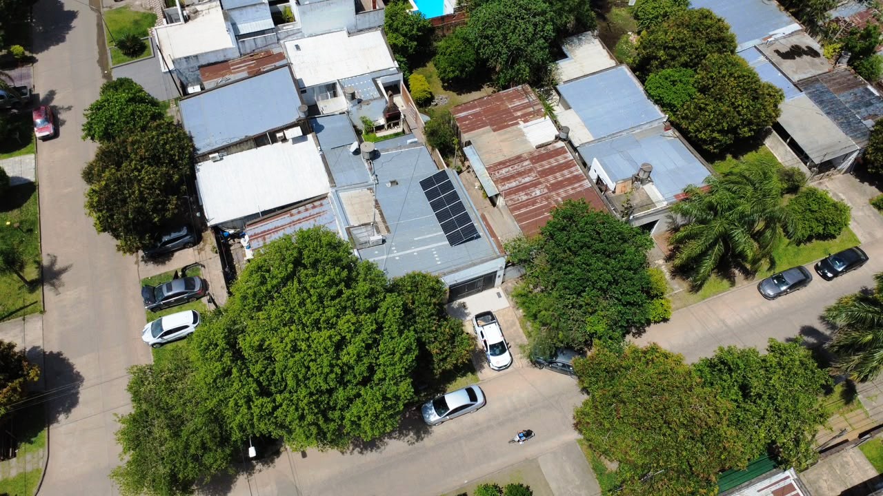 3,72 kWp OSDA Bifacial sobre estructura triangular en Formosa capital: ángulo e inclinación calculados para captar al máximo la irradiación más alta del país.
