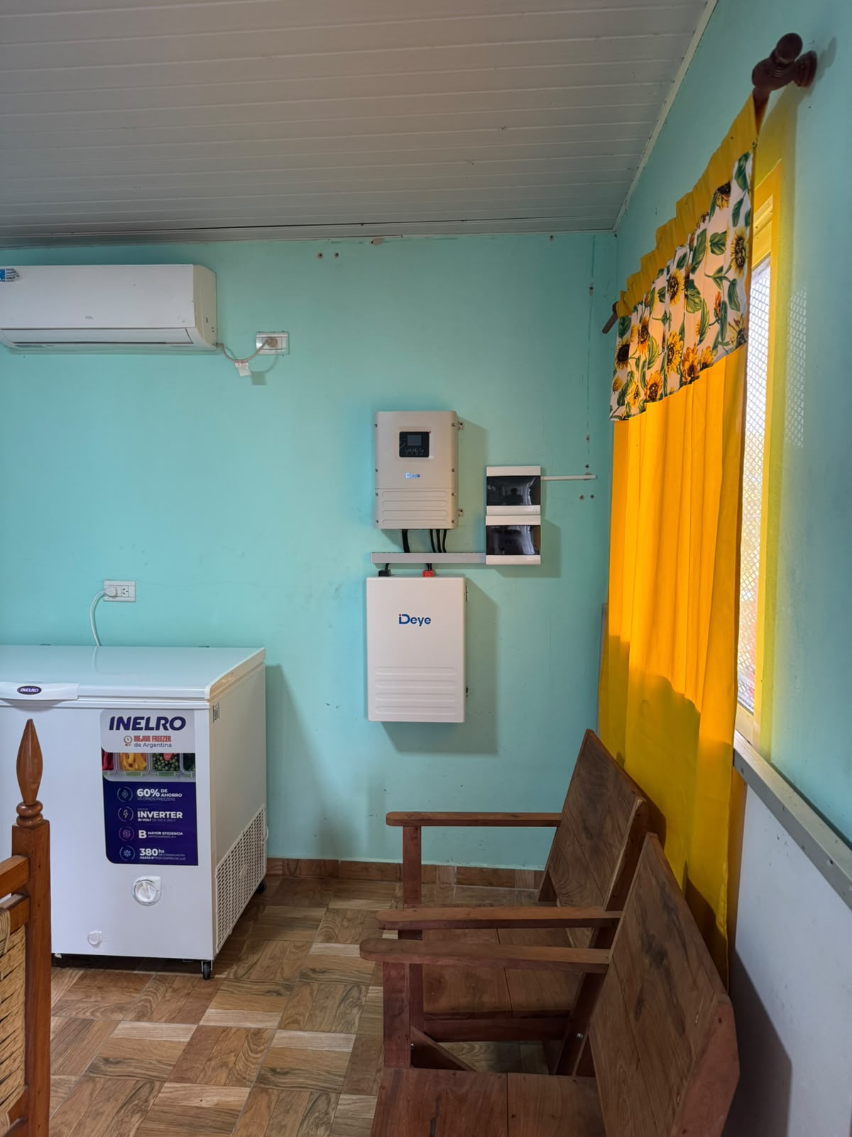 Inversor Deye off-grid de 6 kW y batería Wall de 5,1 kWh instalados en el interior de la vivienda: el sistema que alimenta todos los consumos del hogar sin depender de ninguna red.