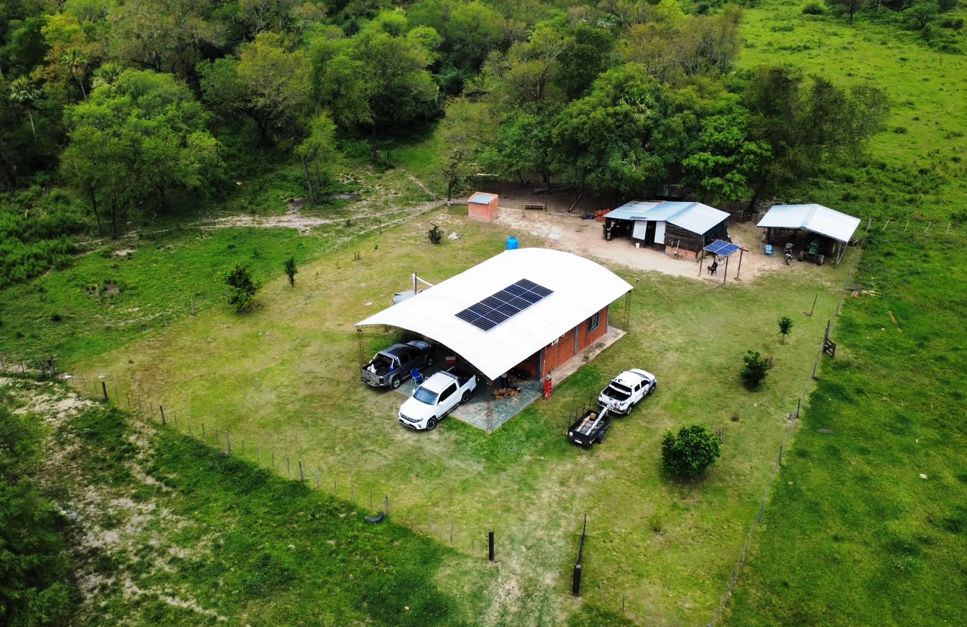 Casa de campo en Colonia Pastoril, Formosa: 3,78 kWp Trina Solar Bifacial sobre chapa en pleno monte formoseño. Sin red eléctrica, con todo el confort de un hogar urbano.”