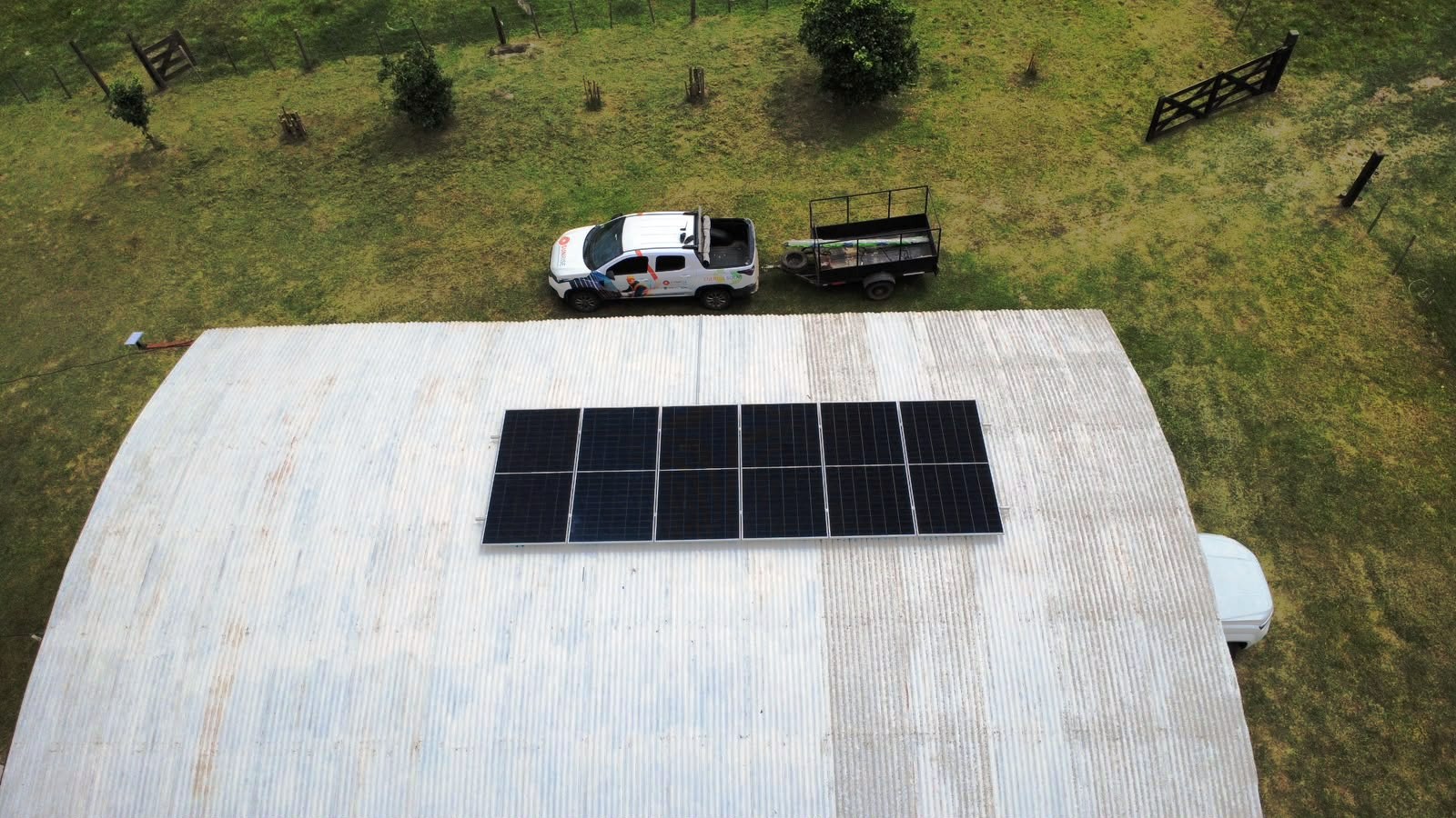 El equipo de Sunrise Energía Solar en obra: montaje coplanar sobre chapa en el interior de Formosa, donde la irradiación más alta del país hace del solar la solución más eficiente.