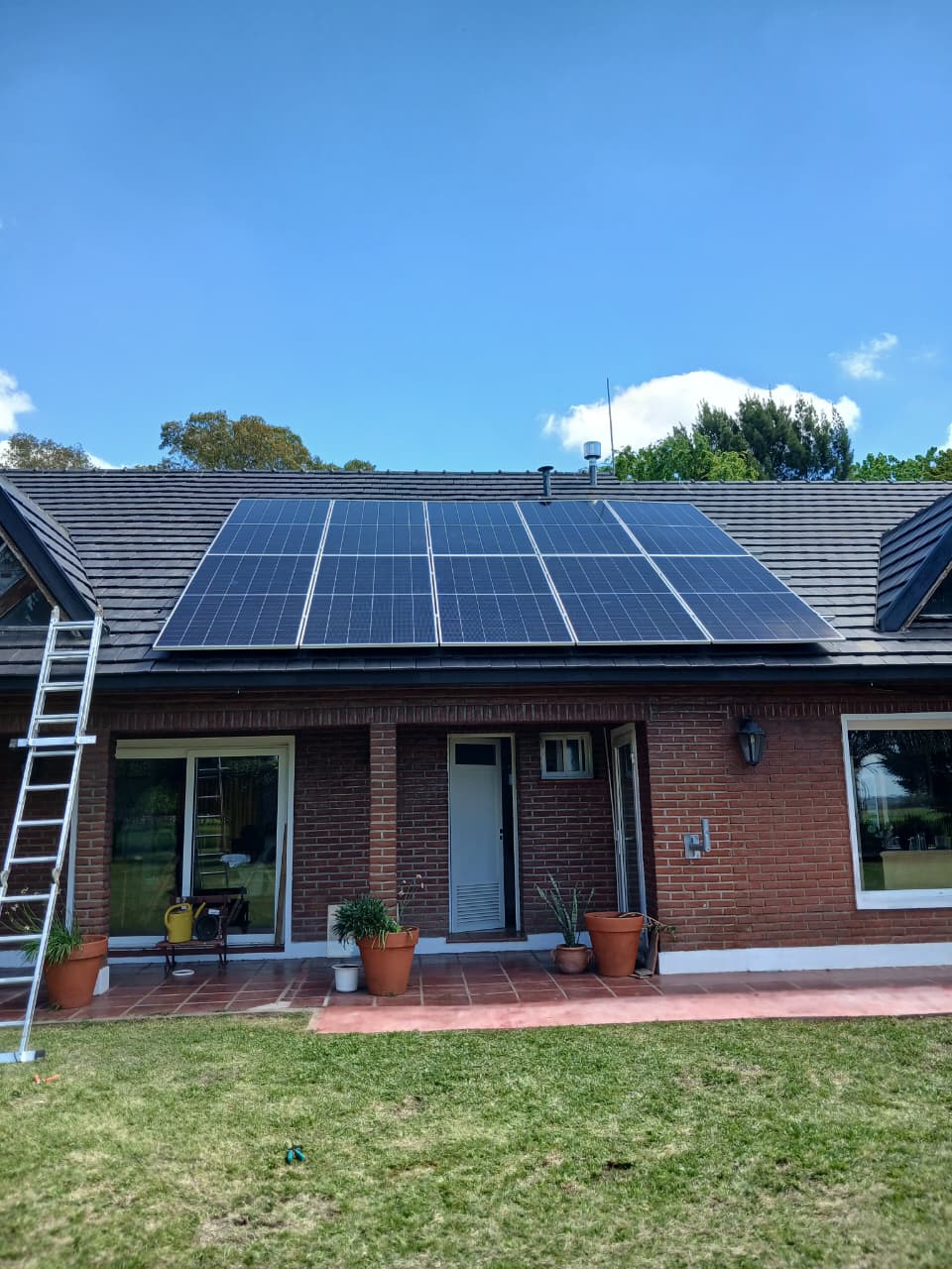 6,2 kWp OSDA Bifacial coplanares sobre teja en Loma Verde: un campo solar que se mimetiza con la arquitectura de campo y trabaja solo mientras la propiedad no se habita.