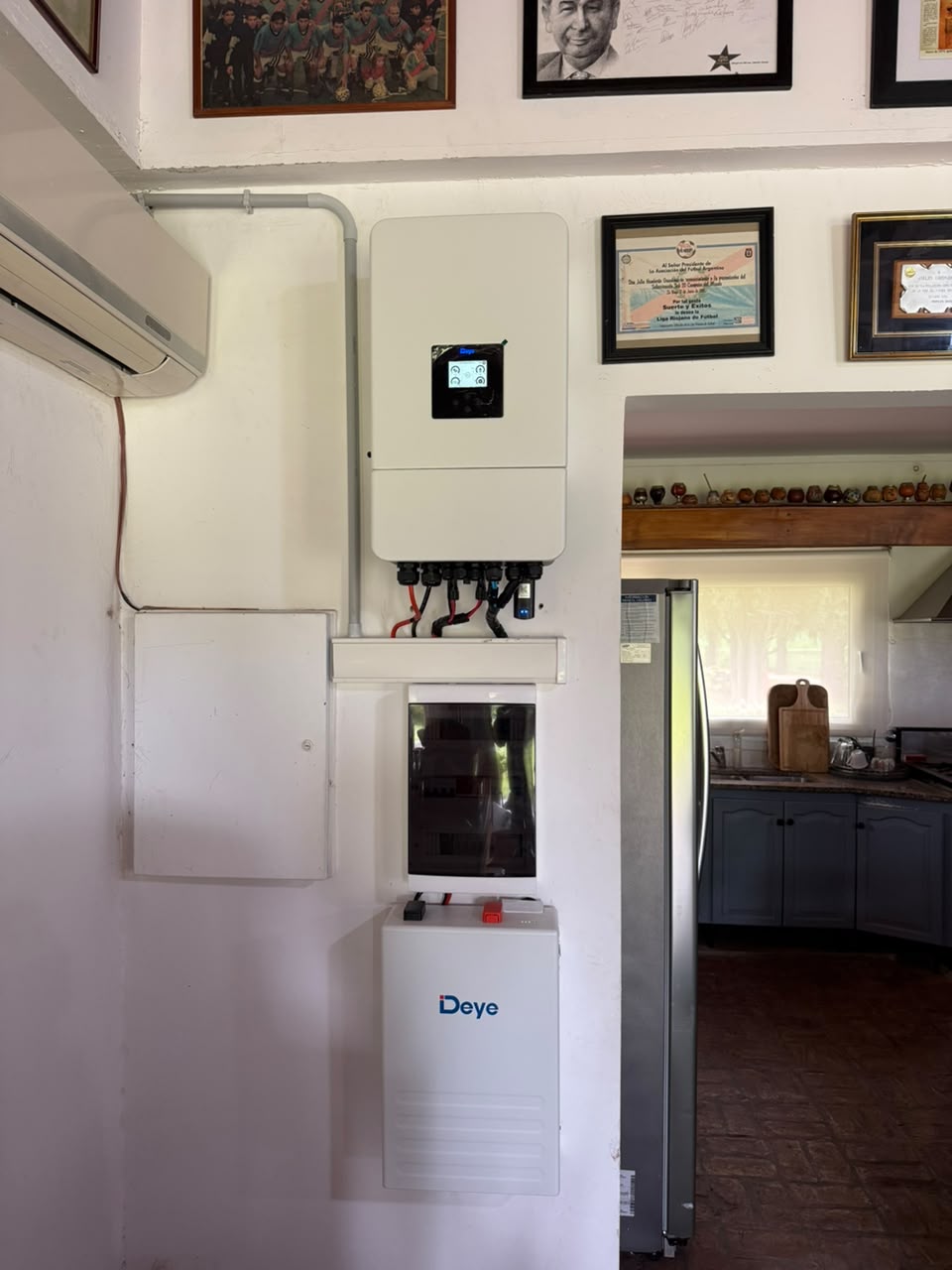 Inversor Deye híbrido trifásico de 10 kW y batería Wall de 5,1 kWh instalados en interior: el sistema que gestiona solo la energía de la propiedad, esté o no el propietario.