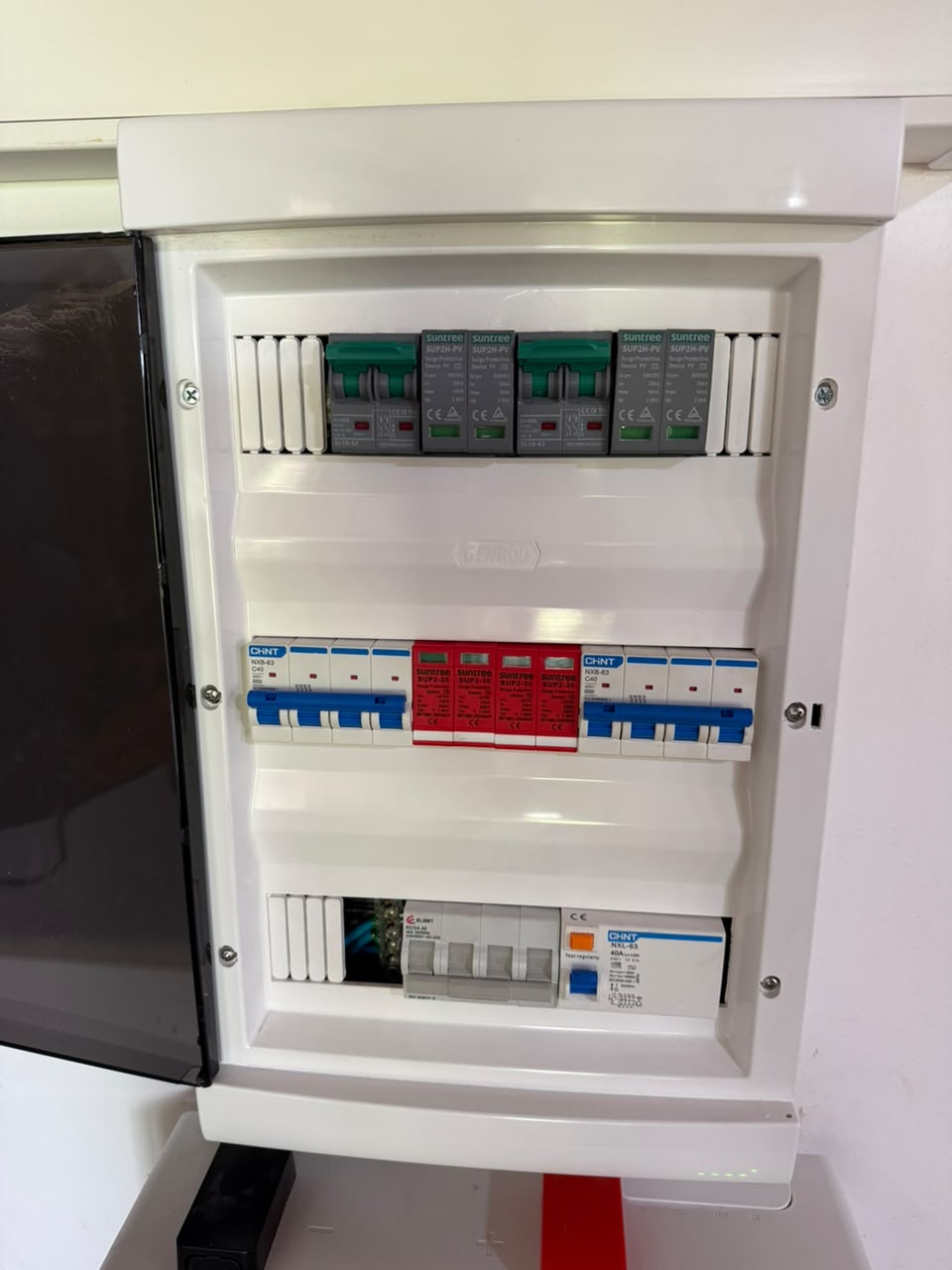 Protecciones termomagnéticas por string y descargadores atmosféricos DC y AC: cada ramal del sistema blindado ante tormentas eléctricas en el interior bonaerense.