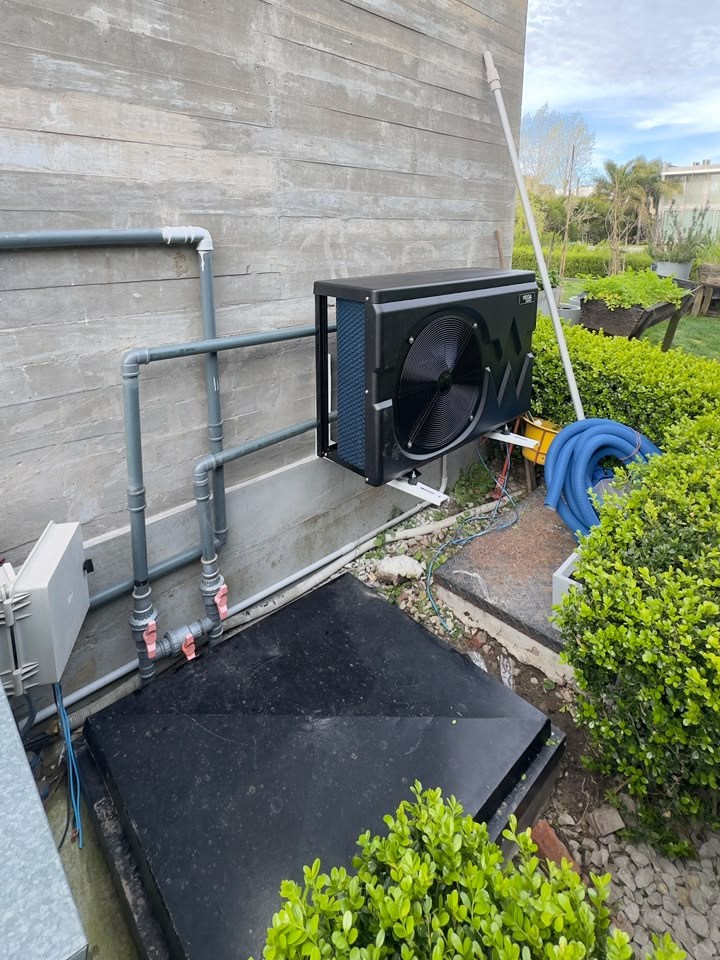 Piscina Climatizada en Nuevo Quilmes: Bomba de Calor Inverter de 17 kW con Respaldo Solar Híbrido