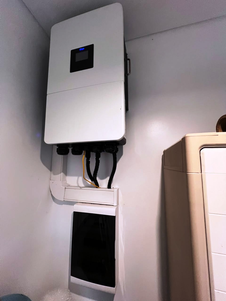Inversor Deye híbrido trifásico de 15 kW con meter: inyección en desbalance por fase para que cada kWh generado llegue exactamente donde el hogar lo necesita.