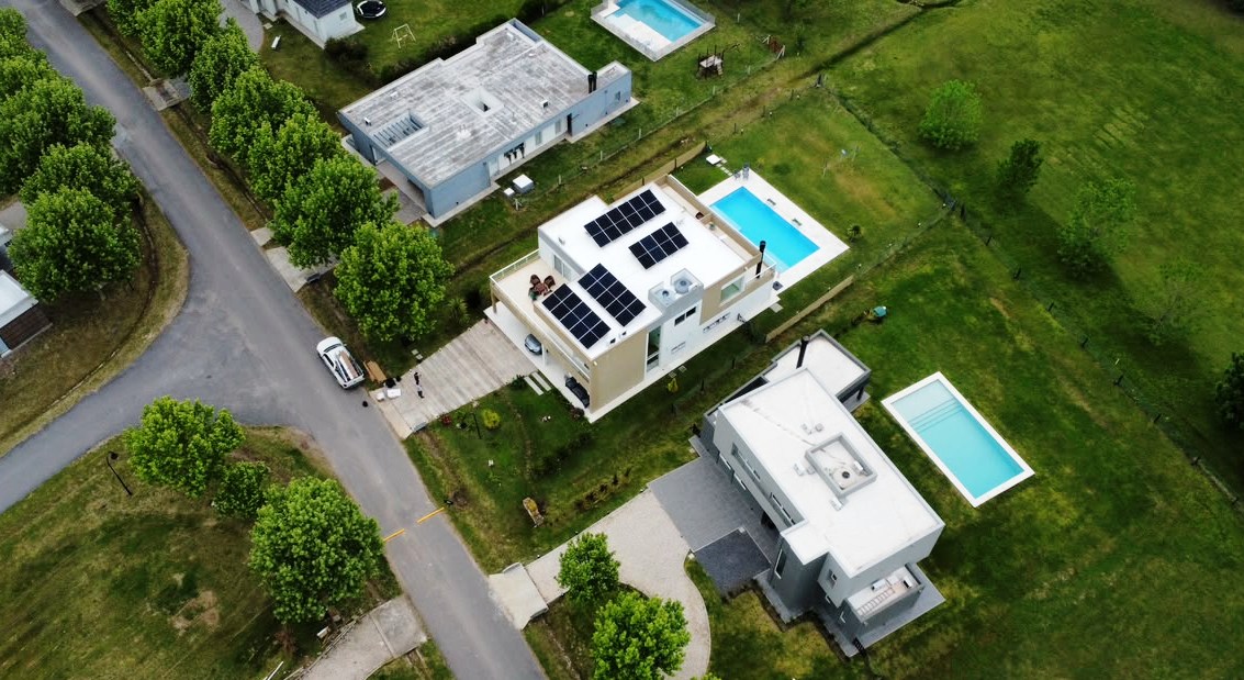 Haras del Sur II: Cómo Dos Autos BYD Dispararon la Factura un 84% y los Paneles Solares Dieron la Respuesta