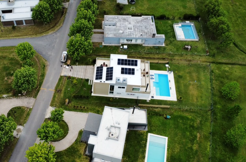 El hogar que pasó de 1.482 a 2.939 kWh mensuales por sus autos BYD y respondió con 12,6 kWp de generación solar propia.