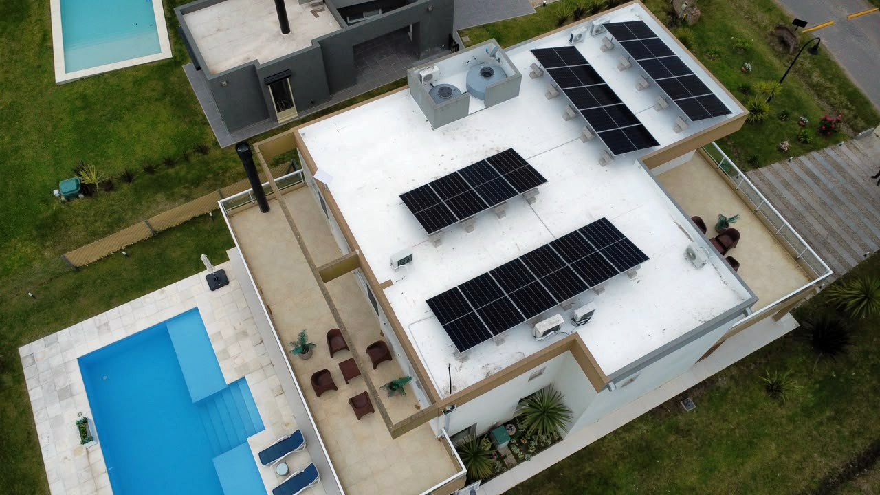12,6 kWp orientados NE y NO en Haras del Sur II: una curva de generación extendida desde la mañana hasta el atardecer, diseñada para coincidir con las horas de carga de los autos eléctricos.